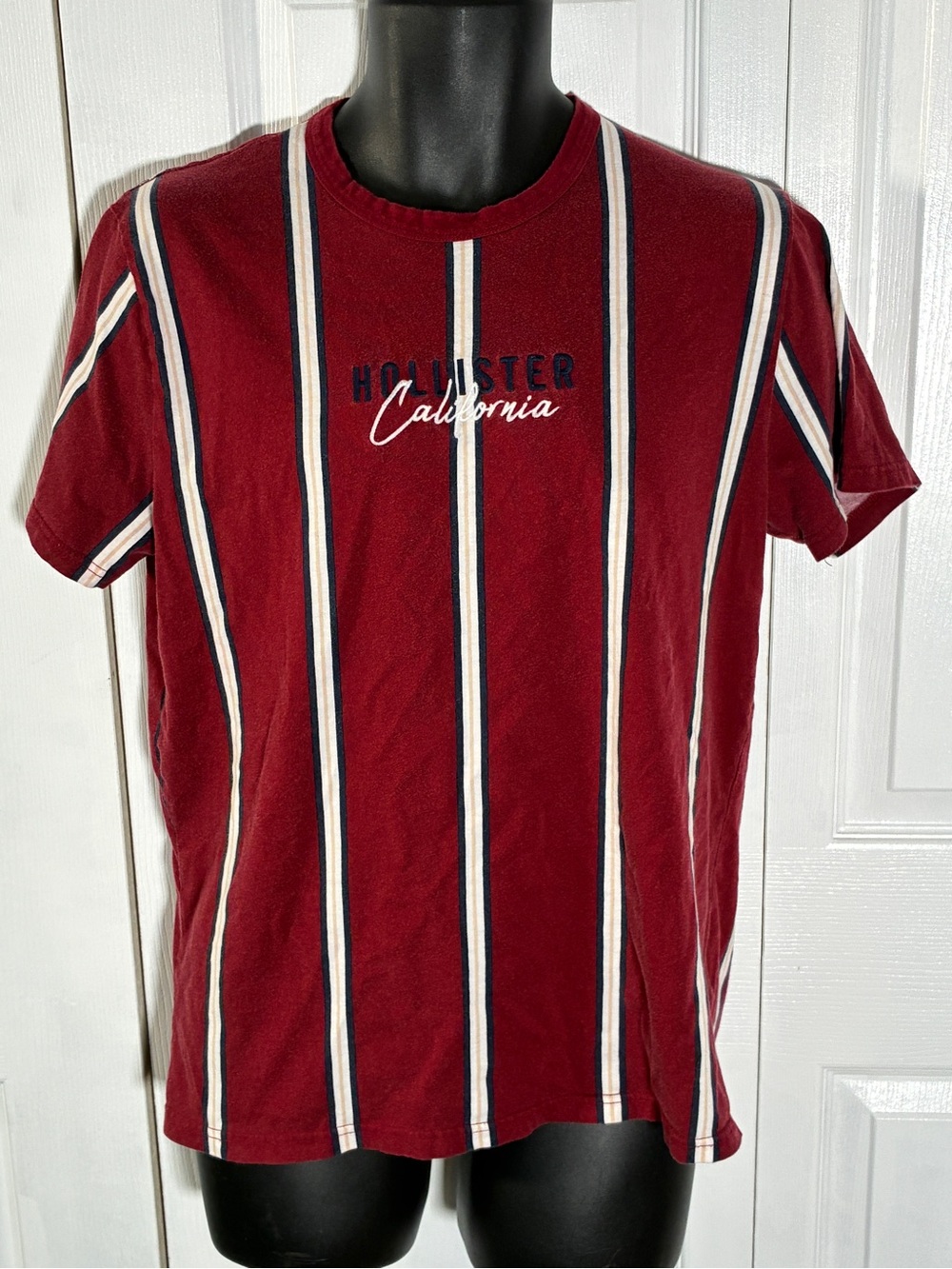 Hollister California Vertical Stripe Embroidered Tee Men's Large Burgundy